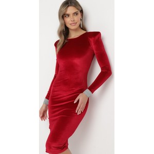 Czerwona sukienka born2be dopasowana z okrągłym dekoltem z tkaniny