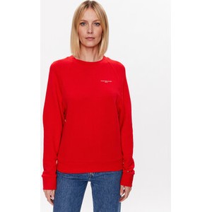 Czerwona bluza Tommy Hilfiger w młodzieżowym stylu