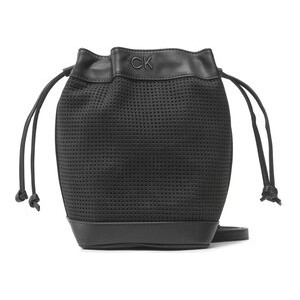 Czarna torebka Calvin Klein na ramię w wakacyjnym stylu