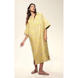 Żółta sukienka H & M z dekoltem w kształcie litery v z tkaniny midi