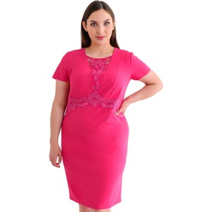 Różowa sukienka Fokus midi z krótkim rękawem