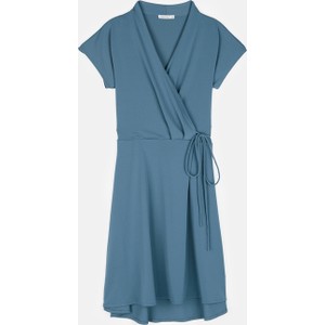 Niebieska sukienka Gate z krótkim rękawem kopertowa w stylu casual