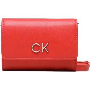Czerwona torebka Calvin Klein matowa w młodzieżowym stylu