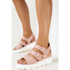 Różowe sandały born2be na niskim obcasie w stylu casual na platformie