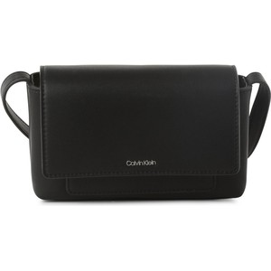 Czarna torebka Calvin Klein matowa średnia w młodzieżowym stylu