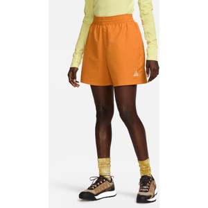 Pomarańczowe szorty Nike w sportowym stylu