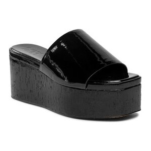 Czarne klapki DKNY w stylu casual na platformie