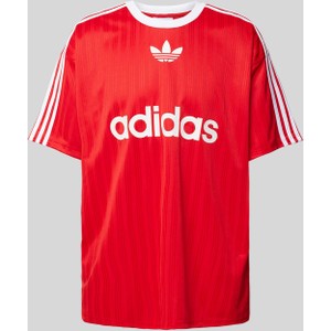 Czerwony t-shirt Adidas Originals z nadrukiem z krótkim rękawem w sportowym stylu