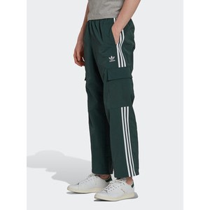 Zielone spodnie sportowe Adidas w sportowym stylu