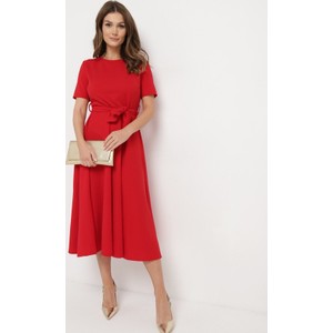 Czerwona sukienka born2be z tkaniny rozkloszowana z okrągłym dekoltem