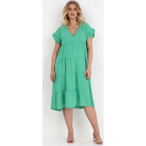 Zielona sukienka born2be z dekoltem w kształcie litery v z krótkim rękawem midi