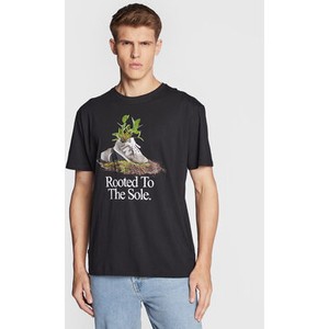 T-shirt New Balance z nadrukiem w młodzieżowym stylu