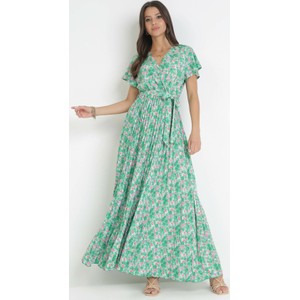 Zielona sukienka born2be z krótkim rękawem z dekoltem w kształcie litery v