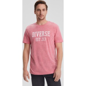 Różowy t-shirt Diverse w młodzieżowym stylu z krótkim rękawem
