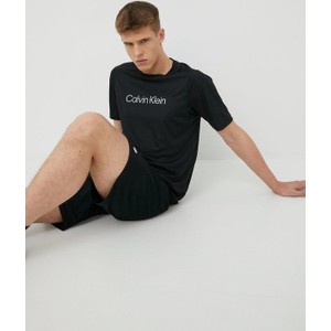 T-shirt Calvin Klein w młodzieżowym stylu z dzianiny z nadrukiem