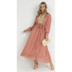Różowa sukienka born2be z tkaniny z długim rękawem w stylu casual