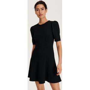 Czarna sukienka Reserved z okrągłym dekoltem z krótkim rękawem w stylu casual