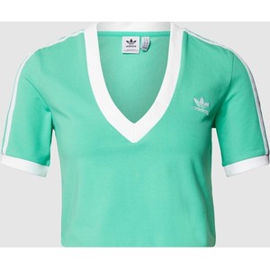 Zielony t-shirt Adidas Originals z dekoltem w kształcie litery v w sportowym stylu z bawełny