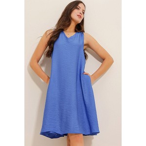 Niebieska sukienka Defile w stylu casual z dekoltem w kształcie litery v