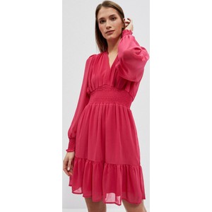 Różowa sukienka Moodo.pl z dekoltem w kształcie litery v z długim rękawem w stylu casual