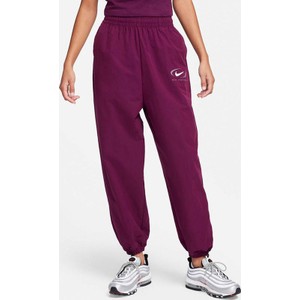 Różowe spodnie sportowe Nike w sportowym stylu