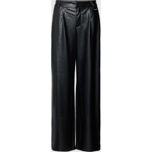 Czarne spodnie Review ze skóry ekologicznej w stylu retro