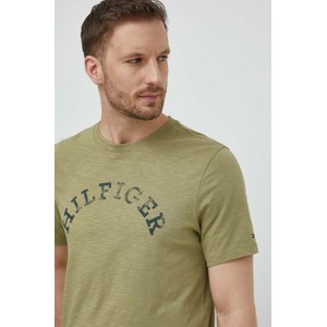 Zielony t-shirt Tommy Hilfiger z nadrukiem w młodzieżowym stylu