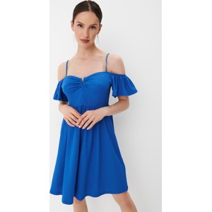 Niebieska sukienka Mohito z krótkim rękawem z odkrytymi ramionami