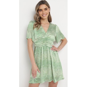 Zielona sukienka born2be z dekoltem w kształcie litery v w stylu klasycznym