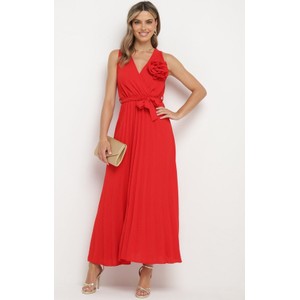 Czerwona sukienka born2be z dekoltem w kształcie litery v bez rękawów