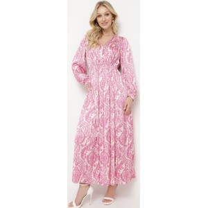 Różowa sukienka born2be w stylu casual maxi z dekoltem w kształcie litery v