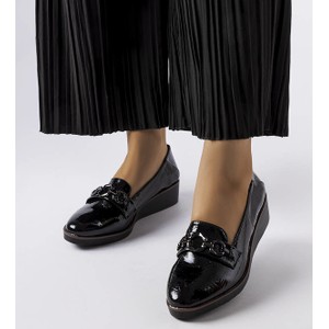 Czarne buty Gemre lakierowane z płaską podeszwą