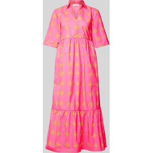 Różowa sukienka Christian Berg Woman koszulowa z dekoltem w kształcie litery v z bawełny
