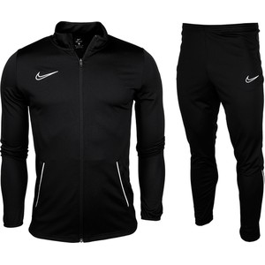 Dres Nike w sportowym stylu z dresówki