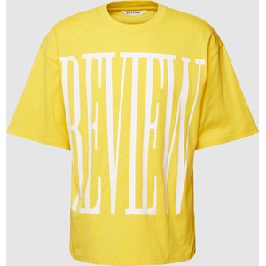 Żółty t-shirt Review w młodzieżowym stylu