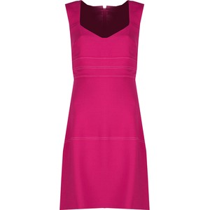 Różowa sukienka ubierzsie.com bez rękawów z dekoltem w kształcie litery v z tkaniny