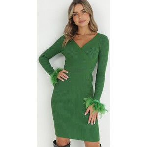 Zielona sukienka born2be z dekoltem w kształcie litery v w stylu casual