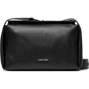 Czarna torebka Calvin Klein w młodzieżowym stylu na ramię średnia