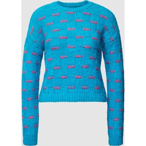 Niebieski sweter Only w bożonarodzeniowy wzór