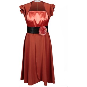Czerwona sukienka Fokus midi bez rękawów z szyfonu