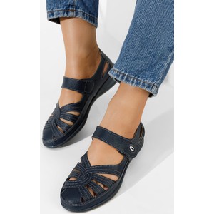 Granatowe sandały Zapatos w stylu casual z płaską podeszwą z klamrami