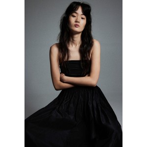 Czarna sukienka H & M z okrągłym dekoltem z tkaniny bez rękawów