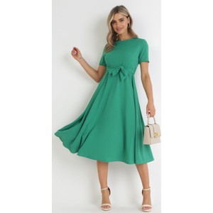 Zielona sukienka born2be rozkloszowana z krótkim rękawem