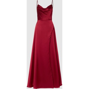 Czerwona sukienka Luxuar Fashion rozkloszowana z dekoltem w kształcie litery v na ramiączkach