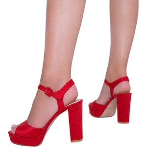 Czerwone sandały Inna marka z klamrami na platformie na wysokim obcasie