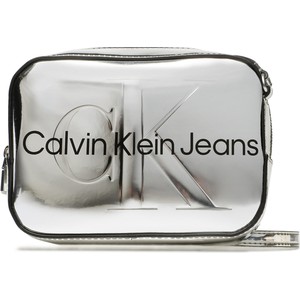 Srebrna torebka Calvin Klein średnia na ramię matowa