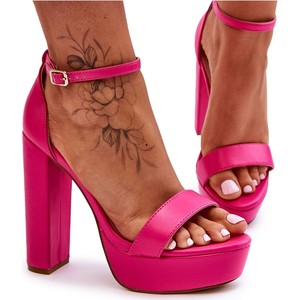 Różowe sandały ButyModne ze skóry z klamrami