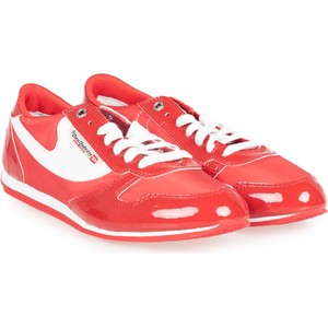 Czerwone buty sportowe ubierzsie.com z płaską podeszwą