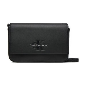 Czarna torebka Calvin Klein matowa na ramię w młodzieżowym stylu
