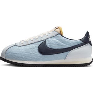 Niebieskie buty sportowe Nike cortez sznurowane w sportowym stylu